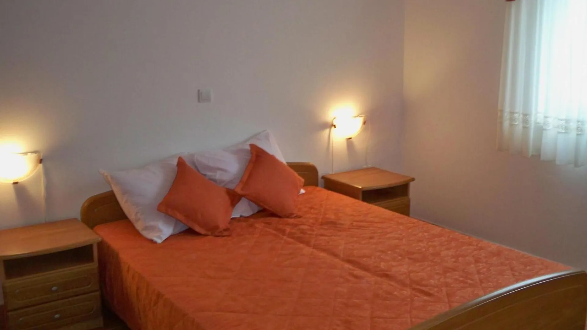 Ferienwohnung Fuer Zwei Bis Vier Personen Banjole 0*,  Croatia
