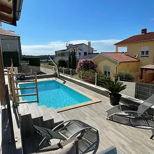 Apartment Two-bedroom With Own Private Pool Near The, Banjole